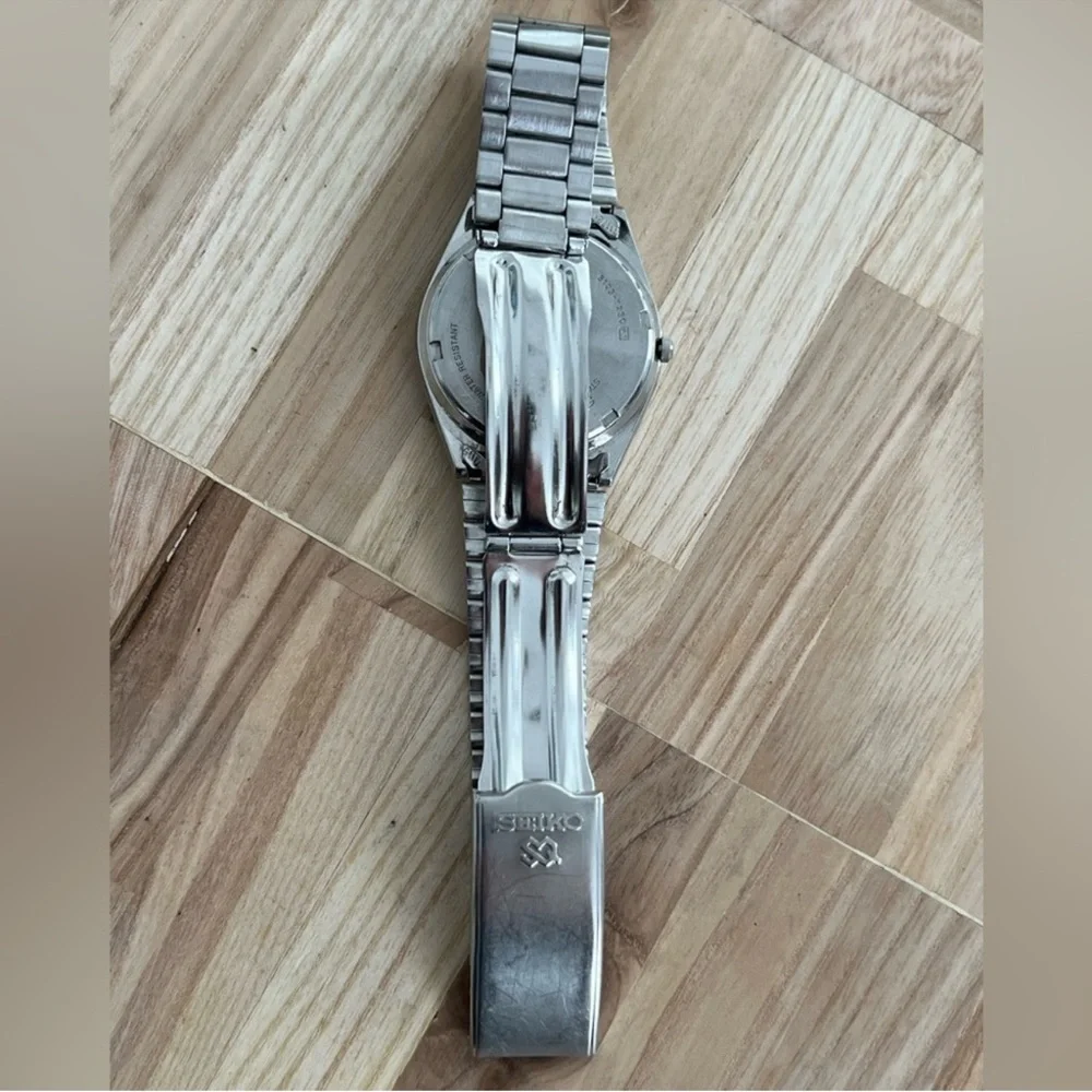 Seiko SQ Vintage Men's Watch Stainless Dial and Bracelet Day Date Windows
